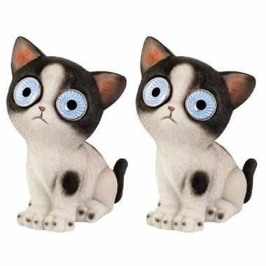 2x stuks tuinbeeld solar led tuinlichtjes/lampjes kat/poes zwart/wit 16 cm koel wit tuinbeeldje