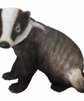 Tuinbeeldje das zittend 19 cm